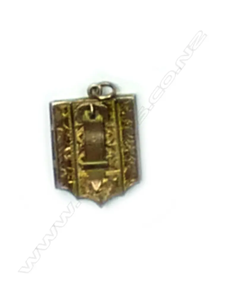 An Edwardian 9ct. gold locket Image 1++