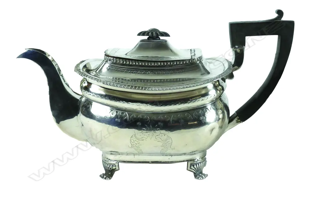 A George III Irish silver teapot Image 1++