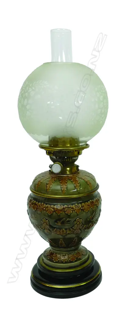 A Royal Doulton kerosene lamp Image 1++