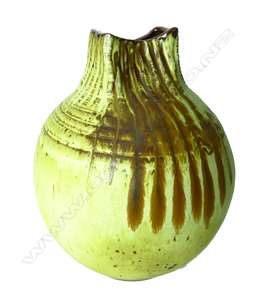 A large Juliet Peter pottery vase Image 1++