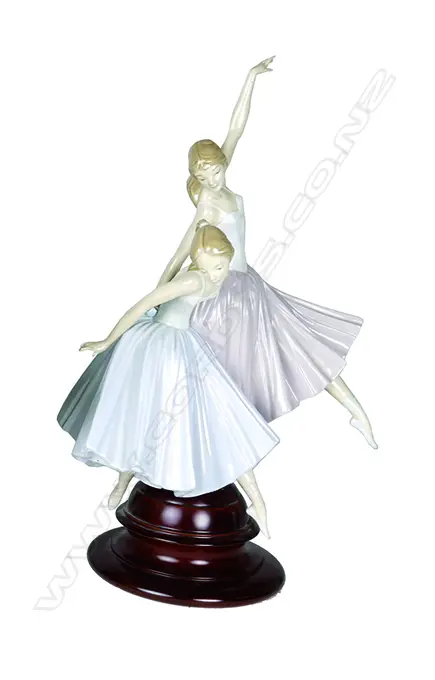 A large Lladro figurine Image 1++