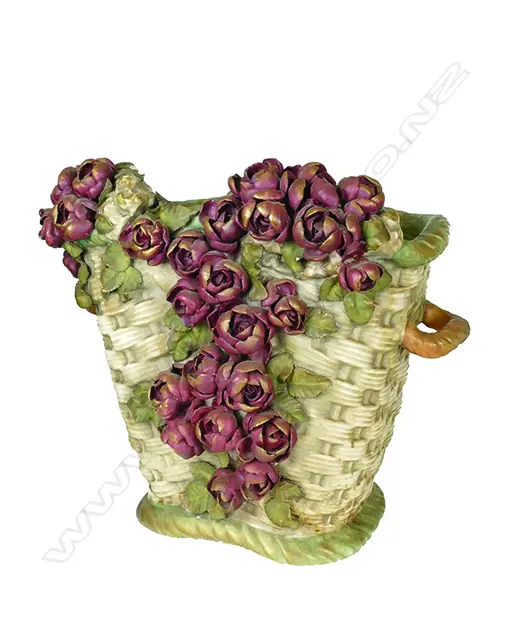 A large amphora rose basket Image 1++
