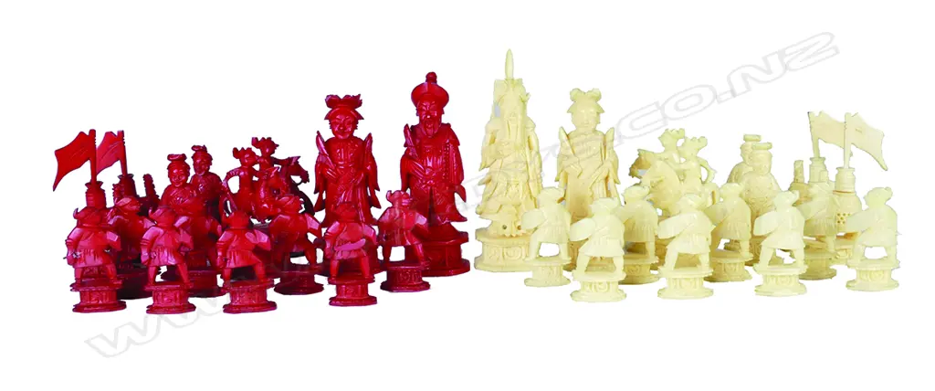 An early 20thC Chinese finely carved ivory chess set Image 1++