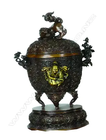 A good quality Japanese bronze lidded urn on stand Image 1++