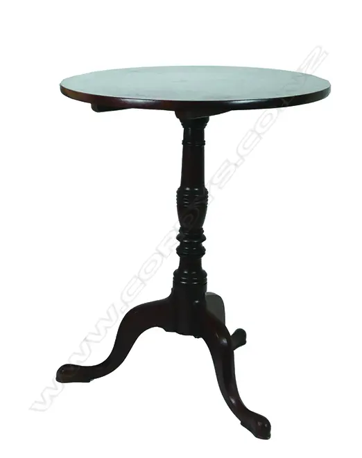A Georgian mahogany tilt-top wine table Image 1++
