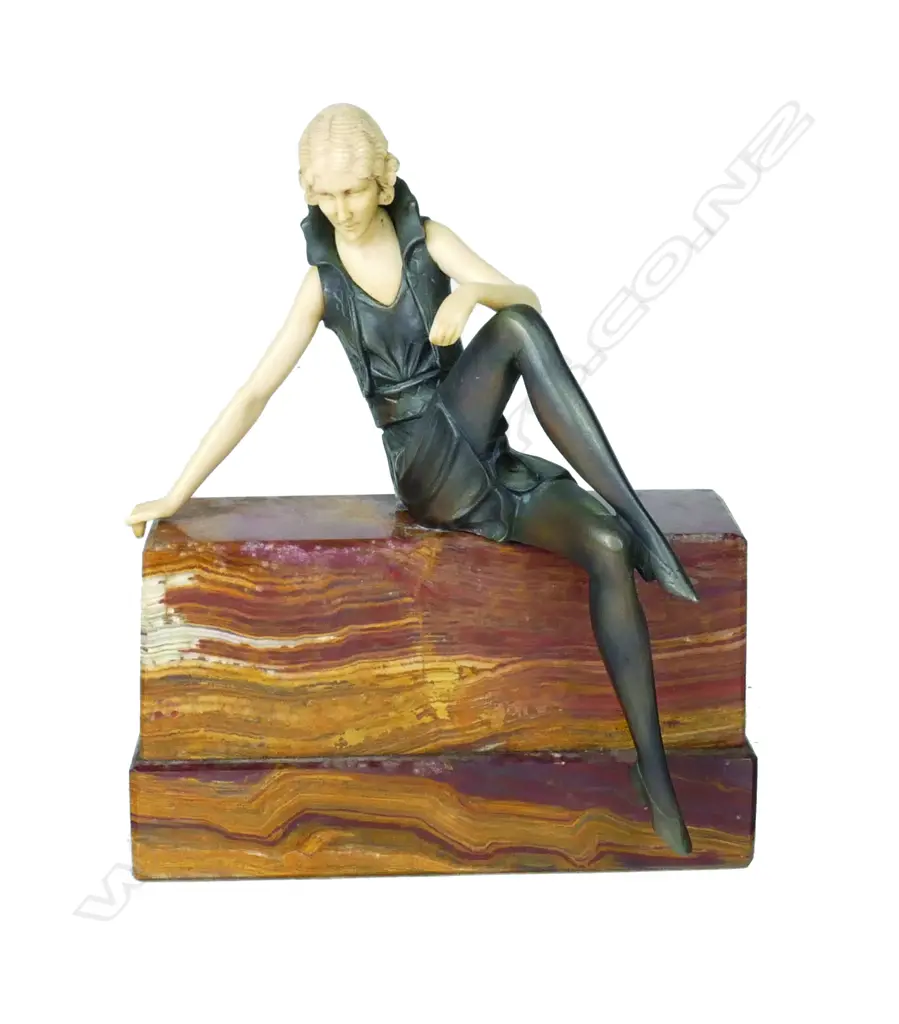 A vintage Art Deco style figurine Image 1++