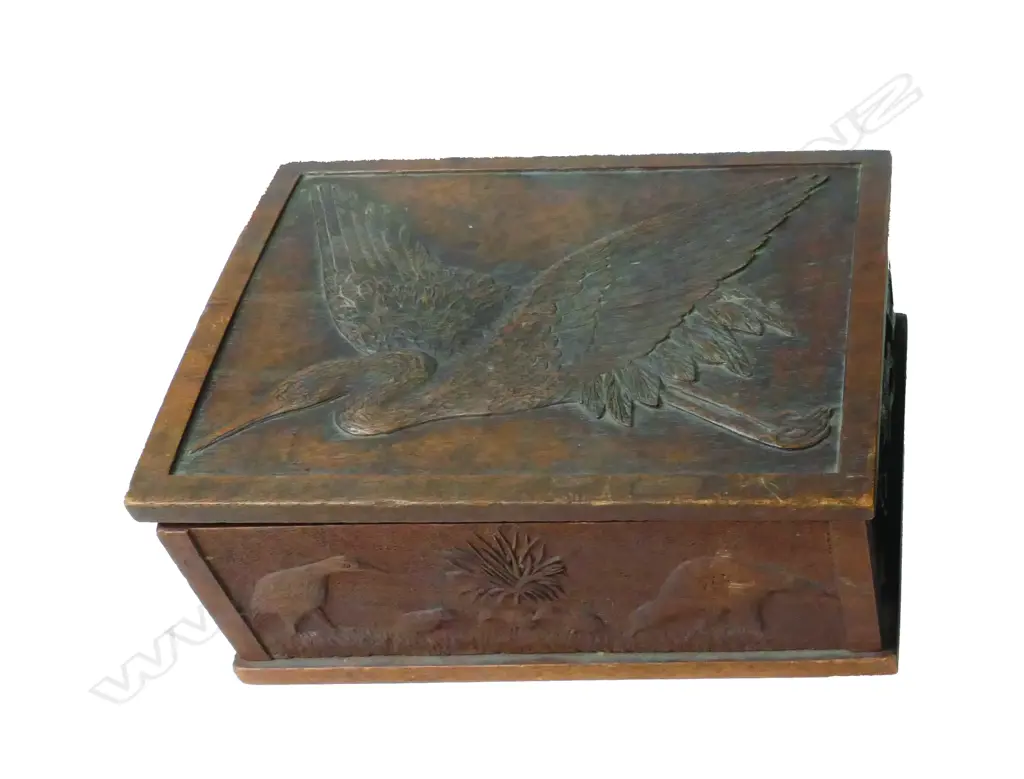 A good N.Z. folk art carved box Image 1++