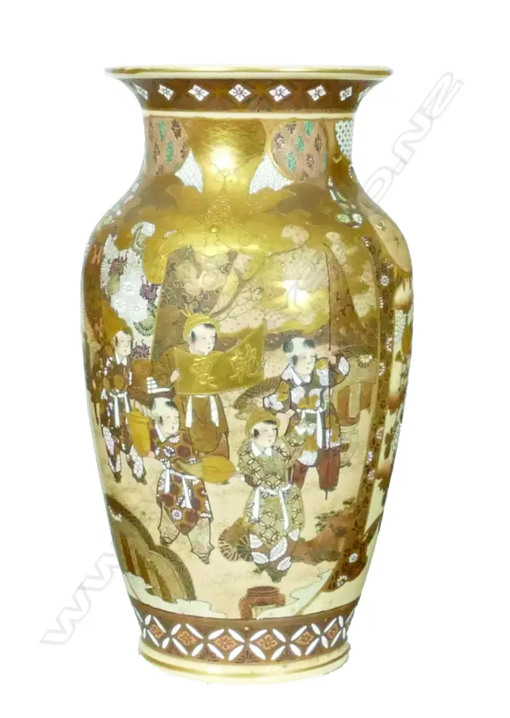 A large Japanese Satsuma earthenware vase Image 1++