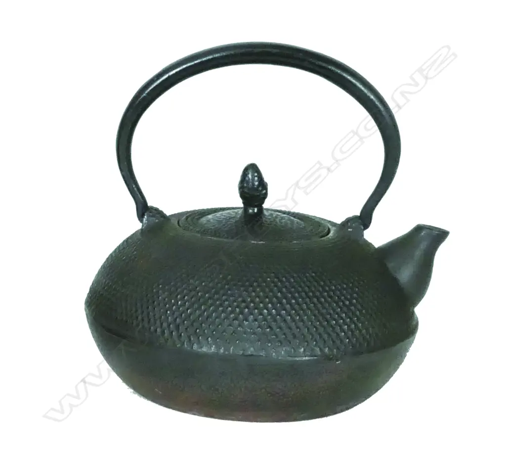 A Japanese cast iron tetsubin kettle Image 1++