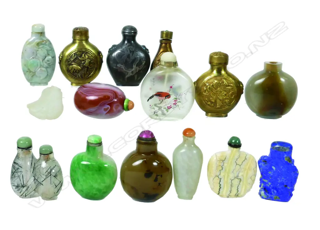 A selection of 15 snuff bottles Image 1++