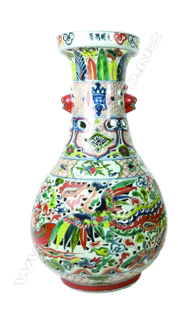A Chinese large porcelain vase Image 1++