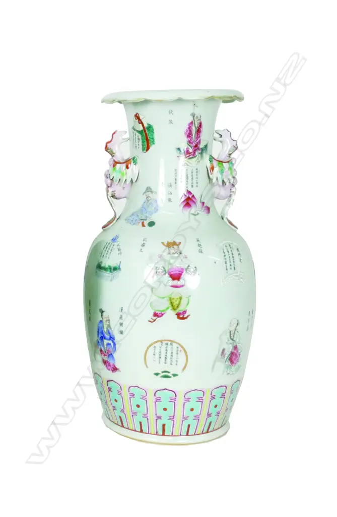 A Chinese porcelain famille rose vase Image 1++