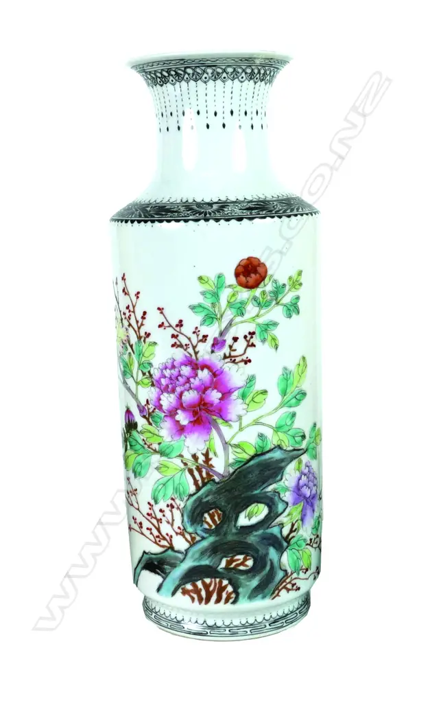 A Chinese porcelain rouleau vase Image 1++