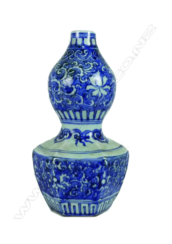 A Chinese porcelain blue and white gourd vase Image 1++