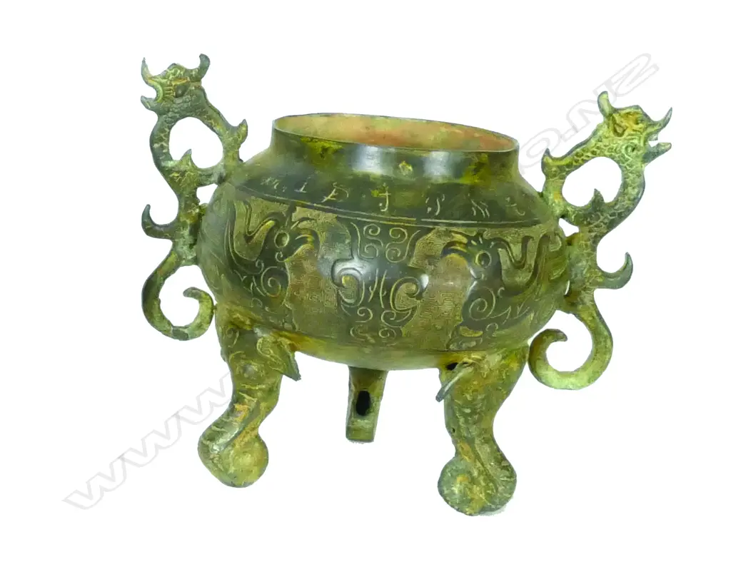 A Chinese archaic-style bronze ding Image 1++