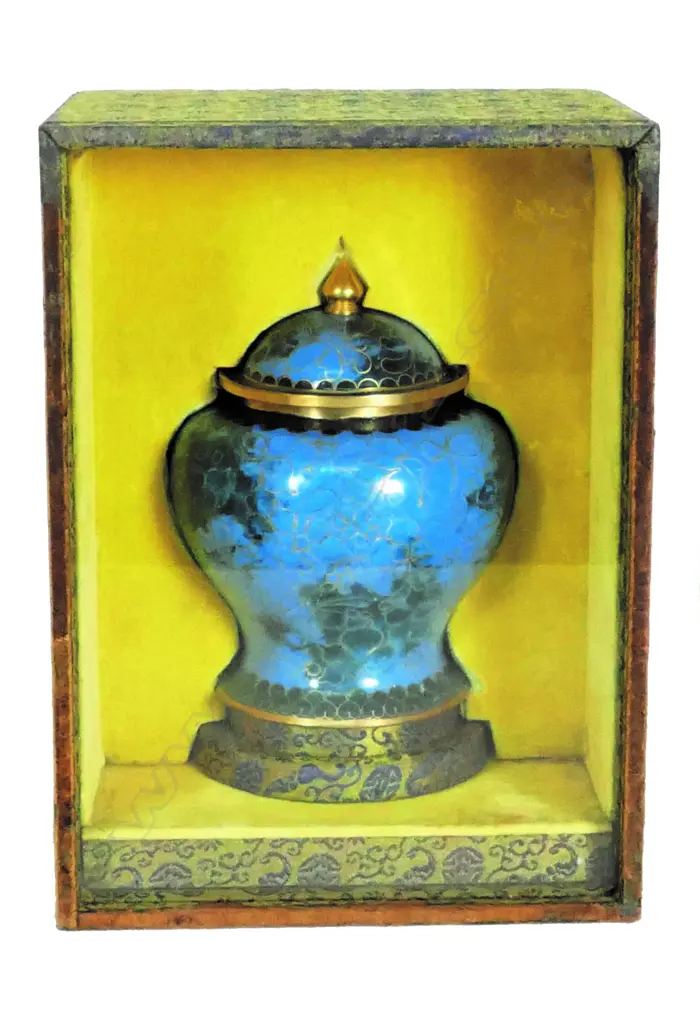 A cloisonné lidded urn vase Image 1++