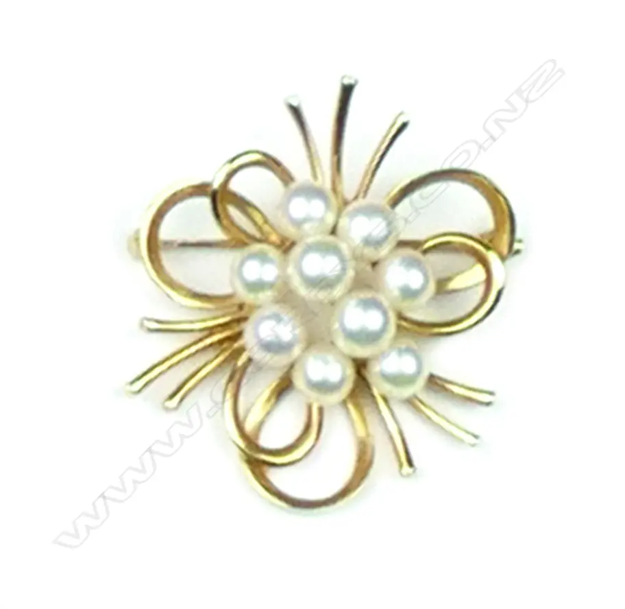 A 14ct gold Mikimoto pearl brooch Image 1++