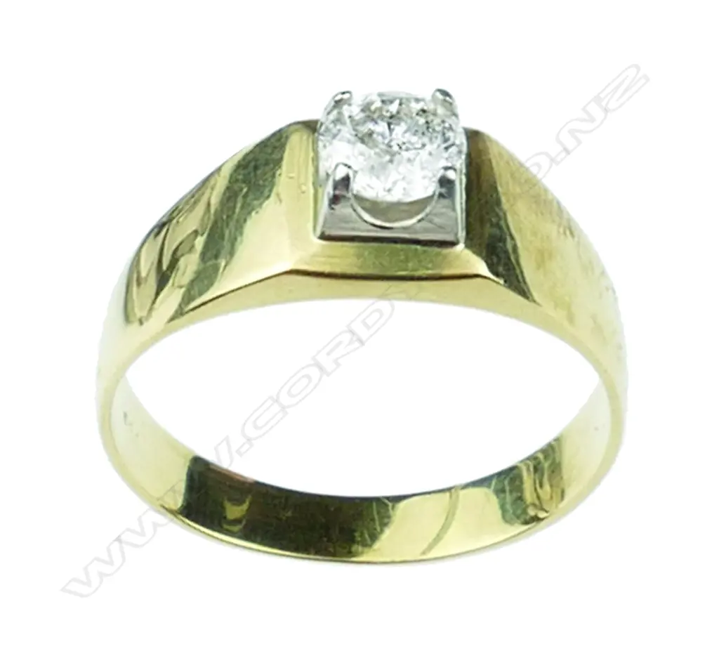 An 18ct. gold and diamond set gent's ring Image 1++