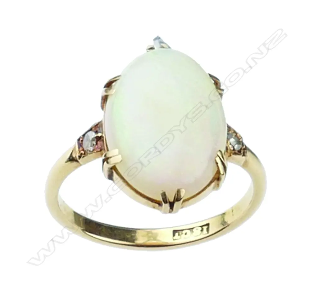 An 18ct gold and opal ring Image 1++