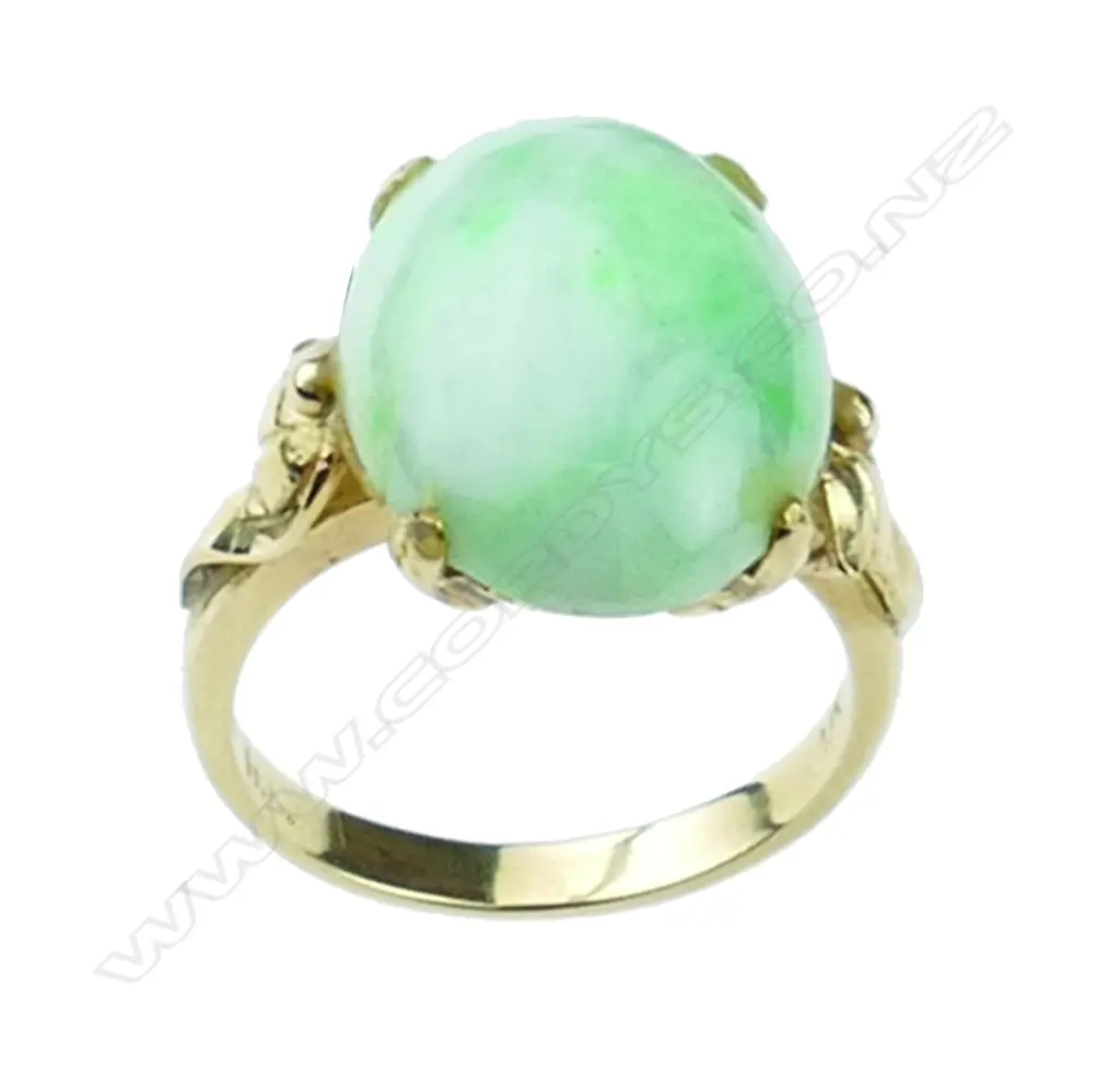 A 14ct. yellow gold and jadeite vintage ring Image 1++