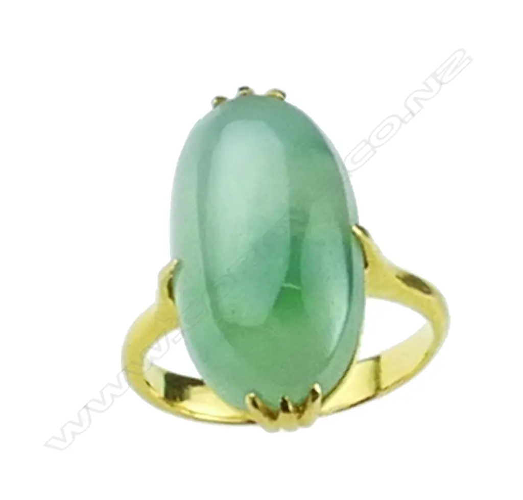 A vintage 22ct. yellow gold and jadeite ring Image 1++