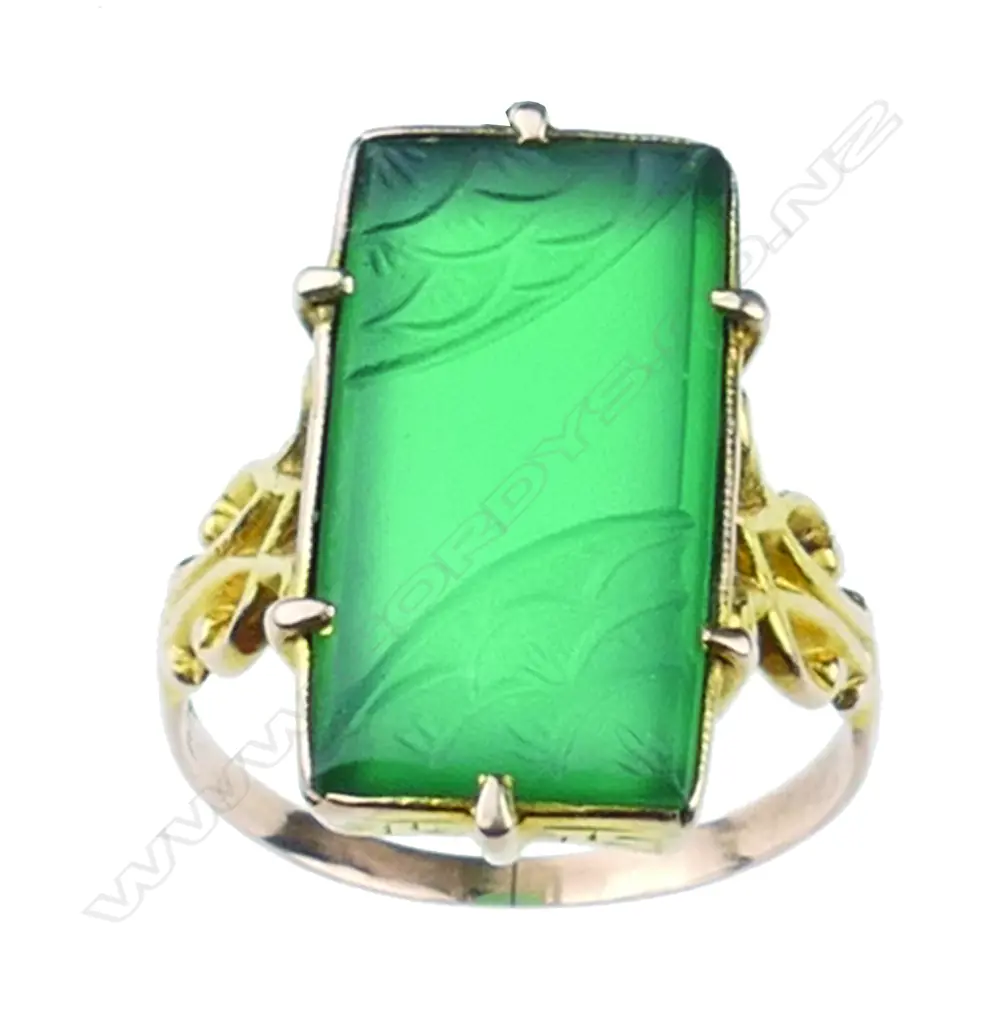 A c.1920s 18ct. yellow gold and green panelled ring Image 1++