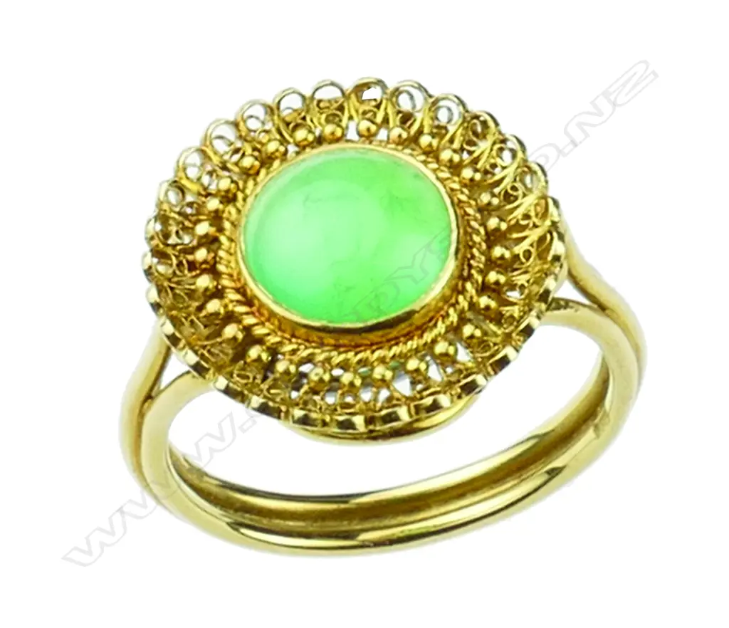 An 18ct. yellow gold and green jade ring Image 1++