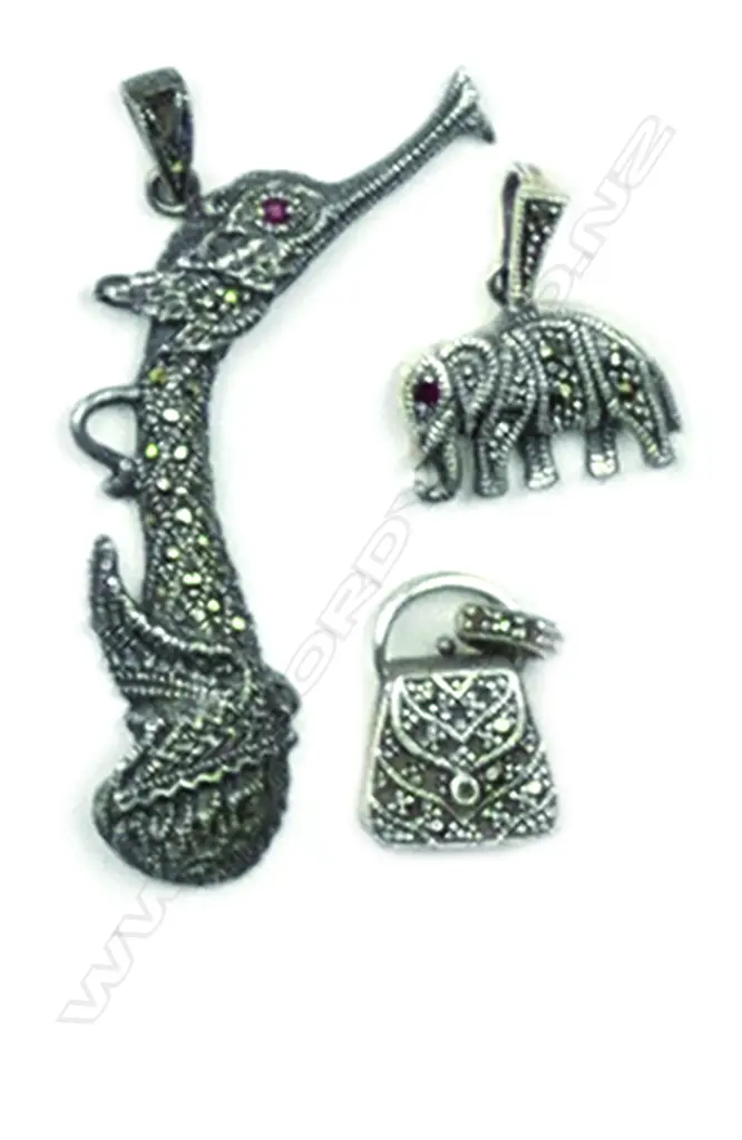 Three vintage silver and marcasite jewellery items Image 1++