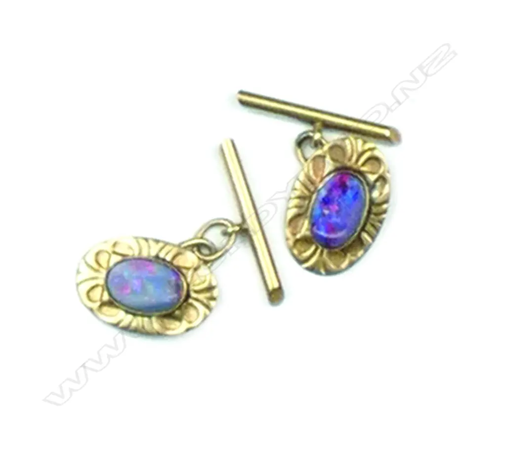 A pair of 9ct gold and opal cuff links Image 1++