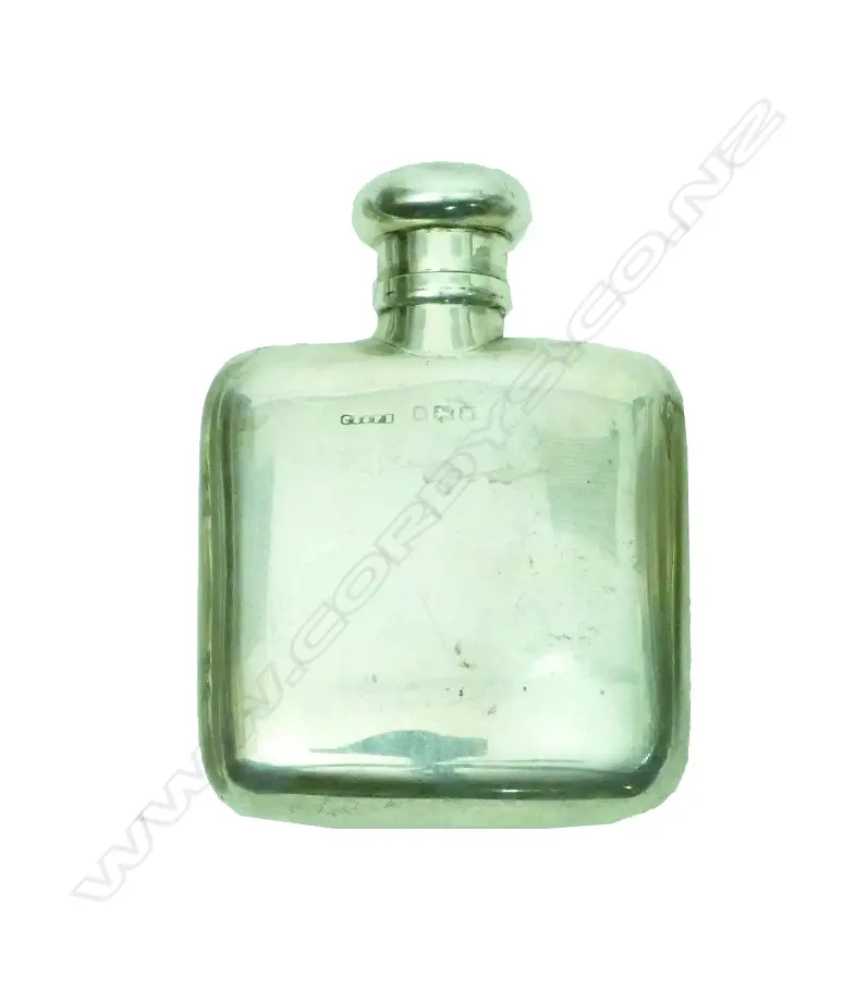 A small silver hip flask Image 1++