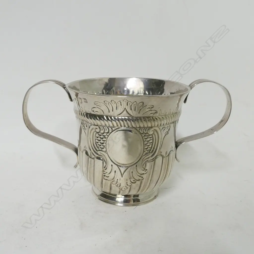 A George II silver porringer Image 1++