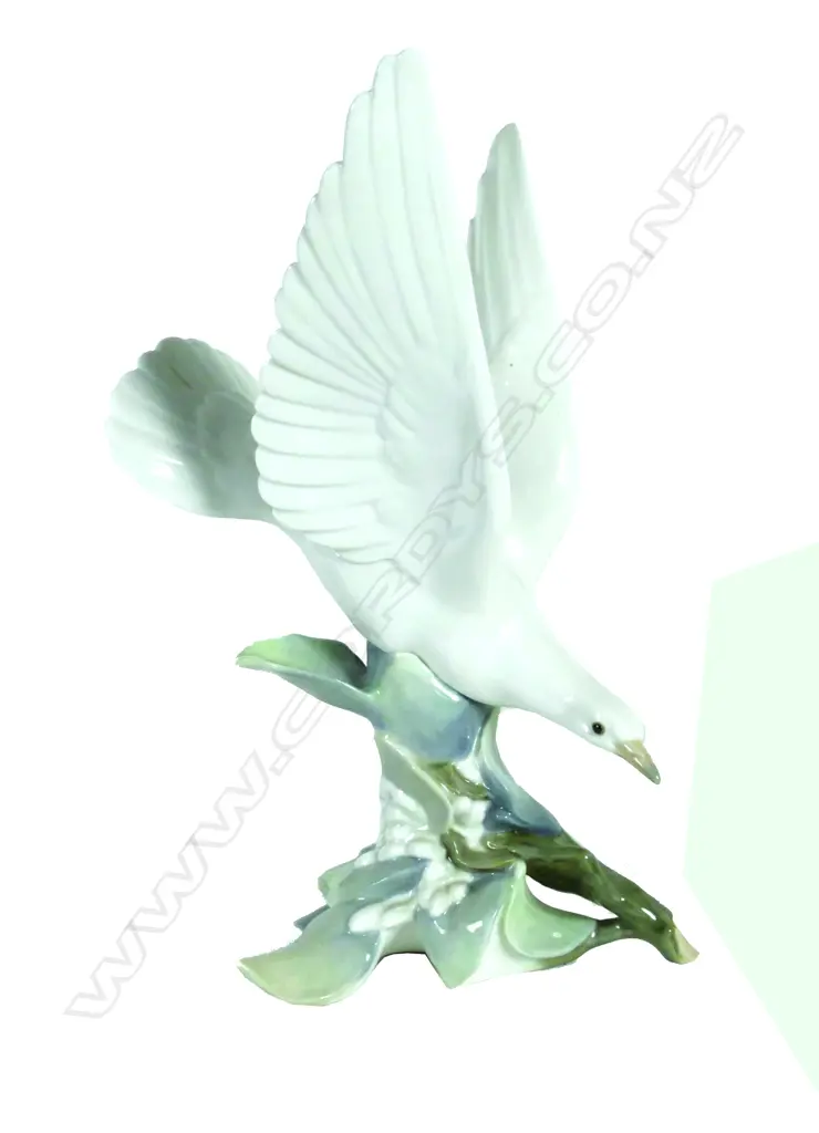 A Lladro figurine of a dove Image 1++