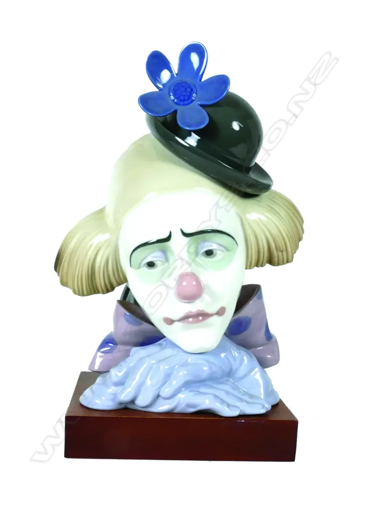A large Lladro clown's head figurine Image 1++
