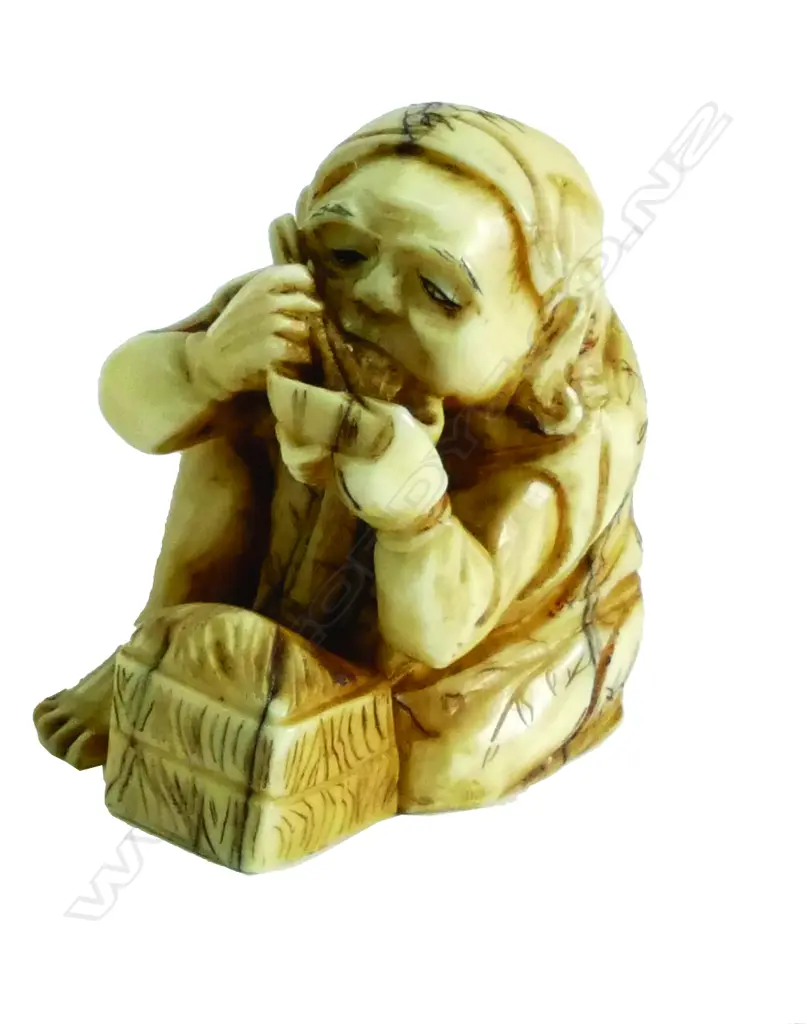 A Meiji period Japanese carved ivory netsuke Image 1++