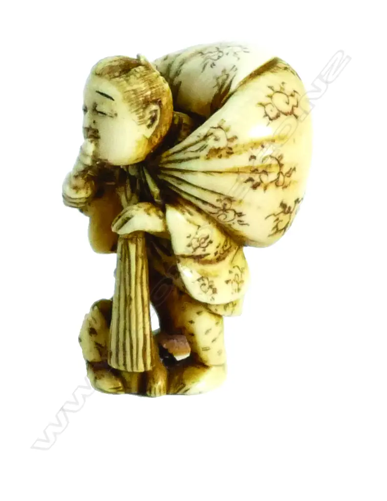 An old Japanese carved ivory netsuke of a traveller Image 1++