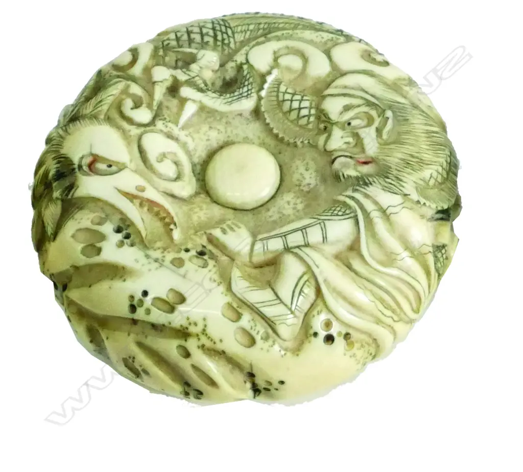 An old Japanese carved ivory Manju netsuke Image 1++