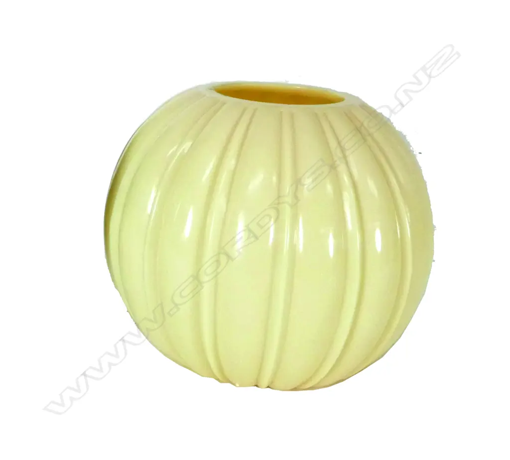 A Chinese Peking glass bulbous vase Image 1++