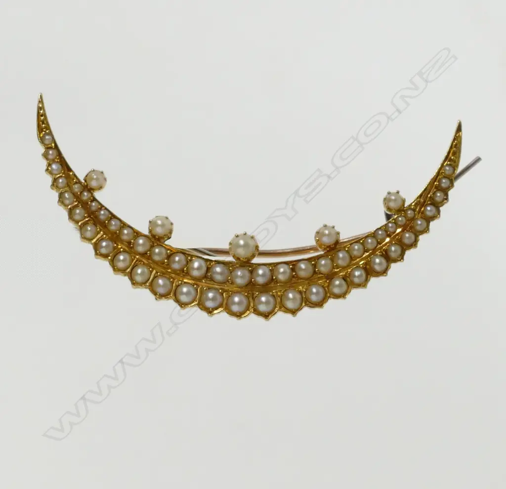 An Edwardian 15ct. yellow gold and seed pearl crescent-form brooch Image 1++