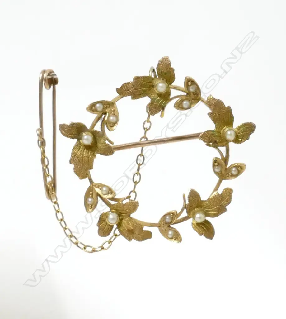 An Edwardian 15ct. yellow gold and seed pearl brooch Image 1++