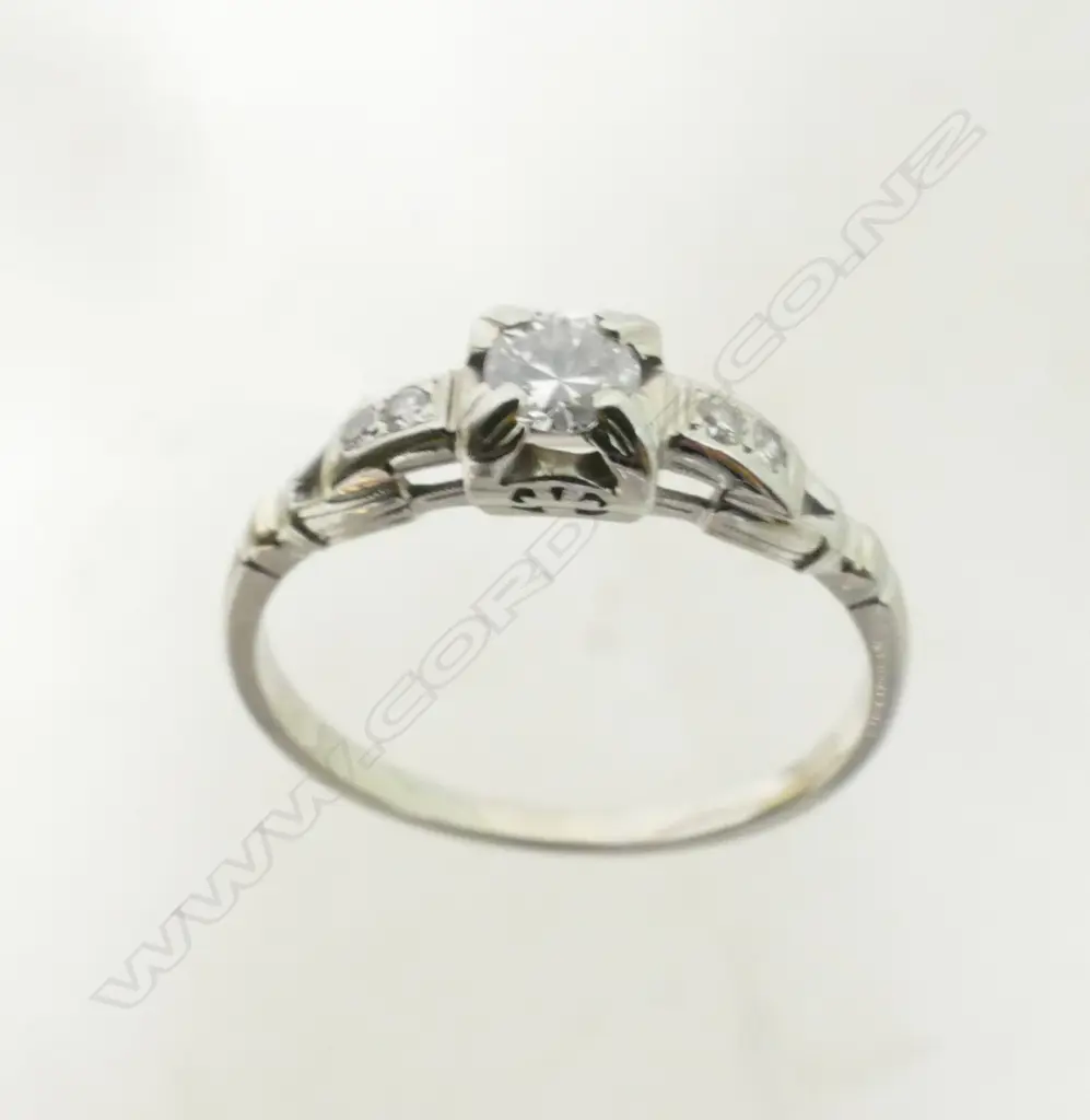 A vintage lady's 18ct. white gold and diamond ring set Image 1++