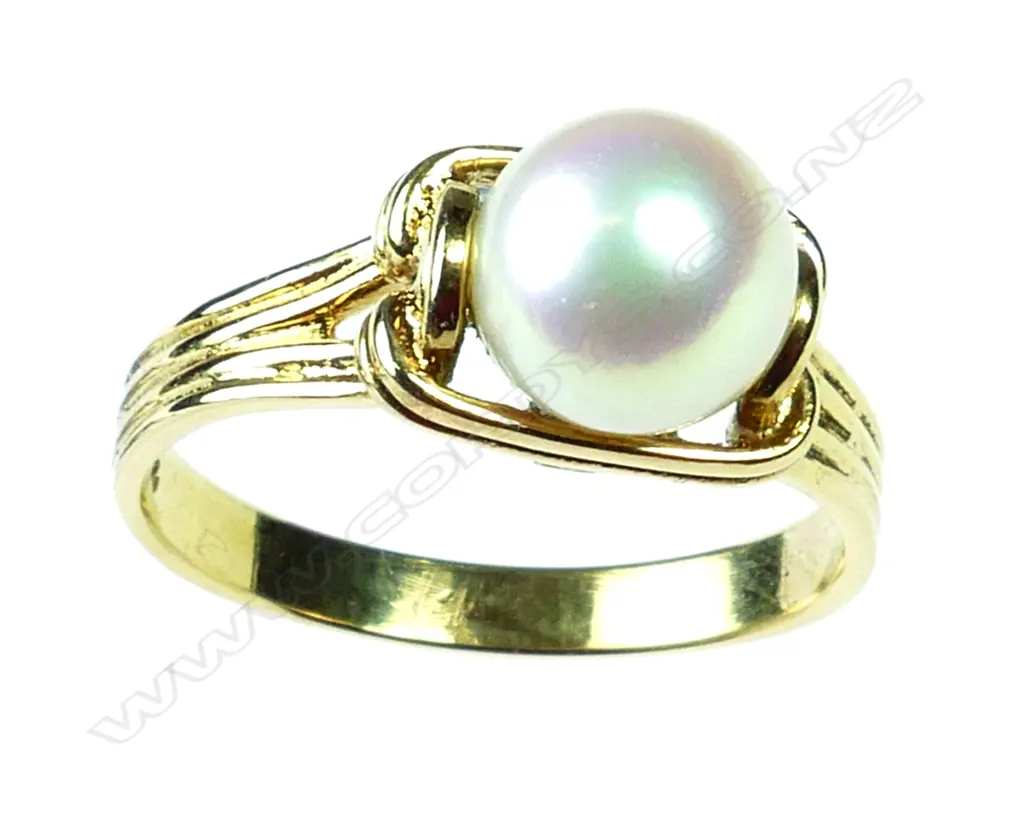 A vintage 14ct. yellow gold and Mikimoto cultured pearl ring Image 1++