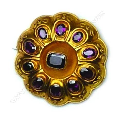 A Victorian 18ct. yellow gold and almandine garnet target type brooch Image 1++