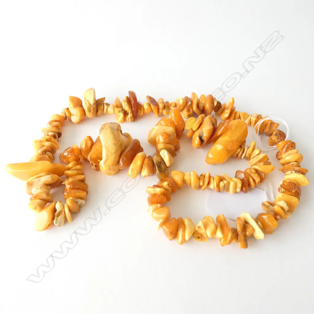 An amber nugget necklace Image 1++