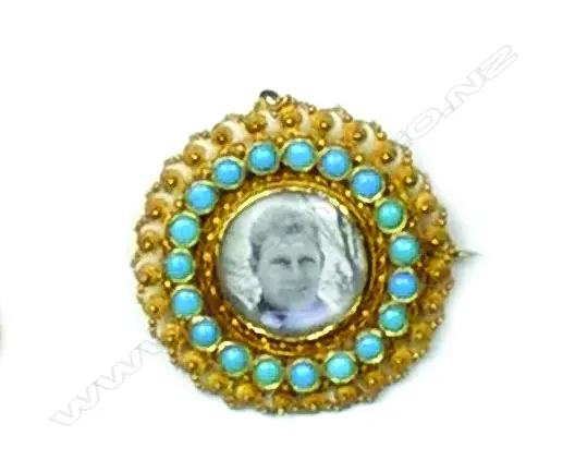 An 18ct. gold photo brooch Image 1++