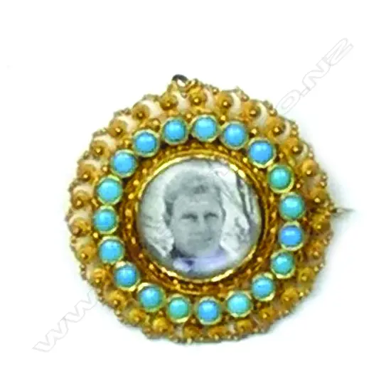 An 18ct. gold photo brooch