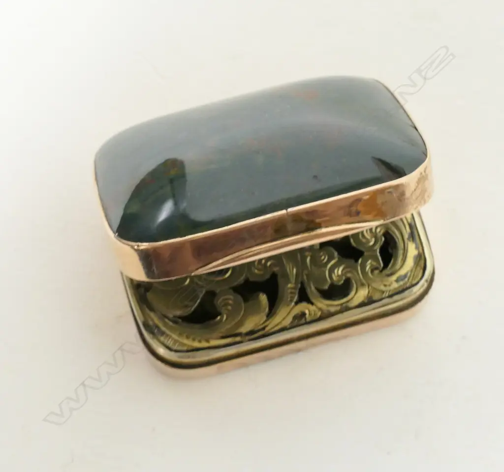 An early 19thC gold and hardstone vinaigrette Image 1++