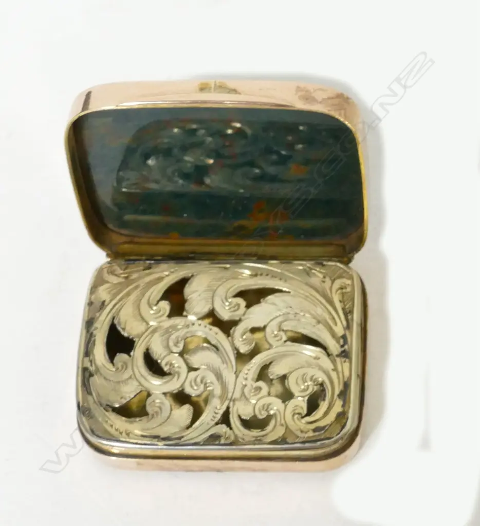 An early 19thC gold and hardstone vinaigrette Image 1++