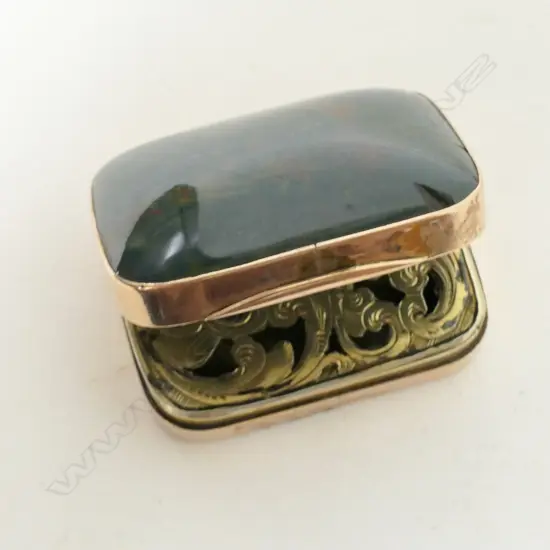 An early 19thC gold and hardstone vinaigrette