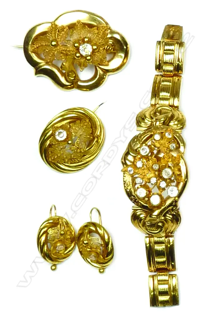 A 19thC 18ct. gold Italian suite of jewellery Image 1++