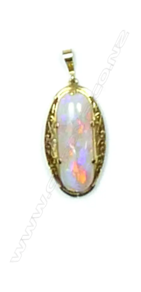 A vintage 18ct. yellow gold handmade opal pendant Image 1++